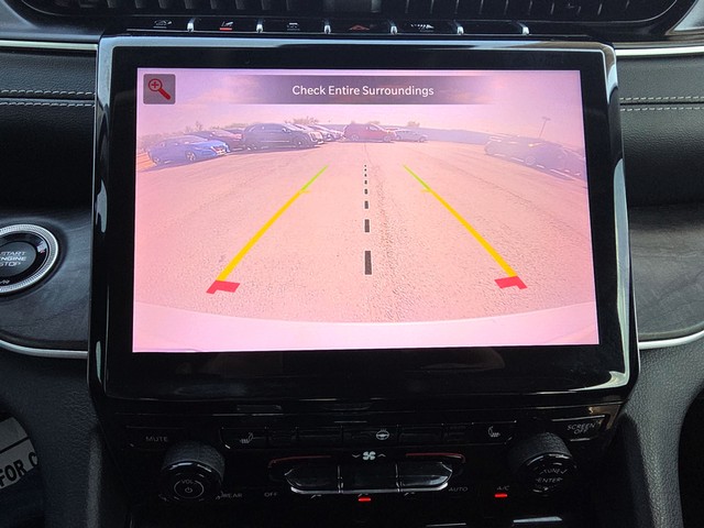 Jeep Grand Cherokee L Vehicle Full-screen Gallery Image 18