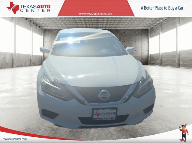 Nissan Altima Vehicle Full-screen Gallery Image 03