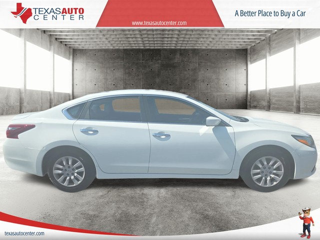 Nissan Altima Vehicle Full-screen Gallery Image 04