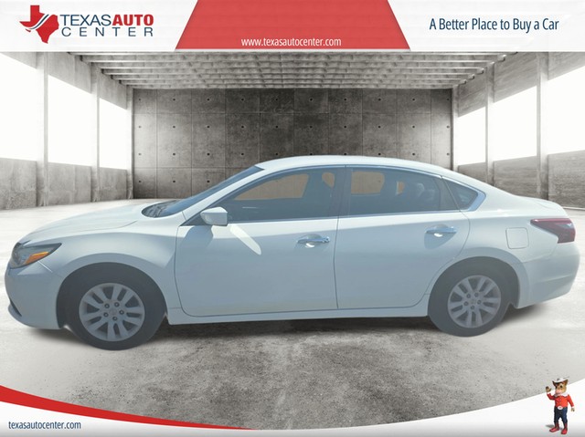 Nissan Altima Vehicle Full-screen Gallery Image 05