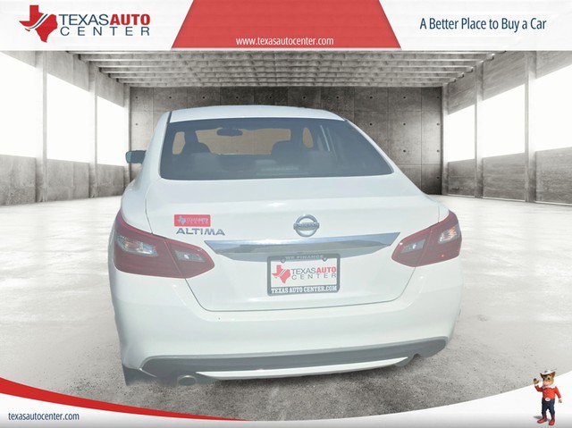 Nissan Altima Vehicle Full-screen Gallery Image 06