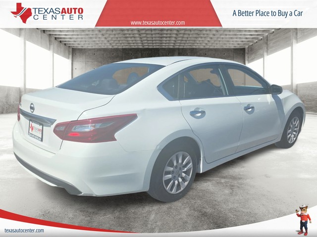 Nissan Altima Vehicle Full-screen Gallery Image 07