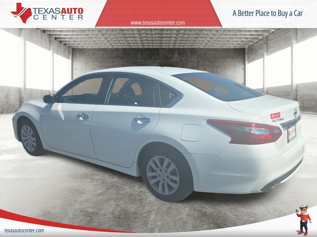 Nissan Altima Vehicle Full-screen Gallery Image 08