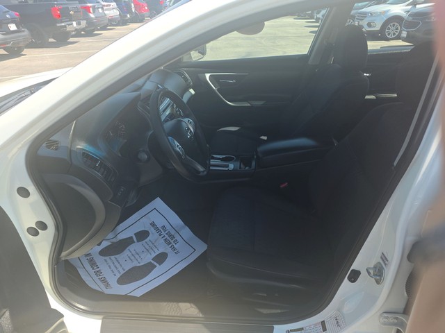 Nissan Altima Vehicle Full-screen Gallery Image 09