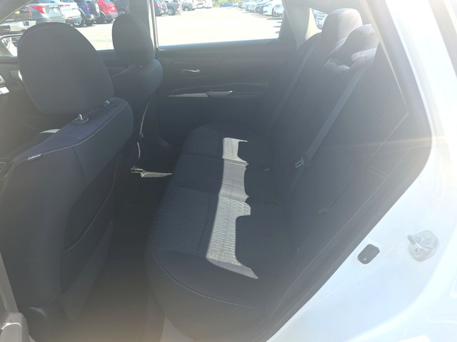 Nissan Altima Vehicle Full-screen Gallery Image 10