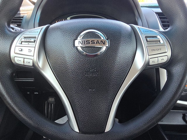 Nissan Altima Vehicle Full-screen Gallery Image 13