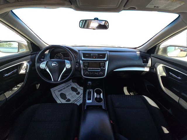 Nissan Altima Vehicle Full-screen Gallery Image 14