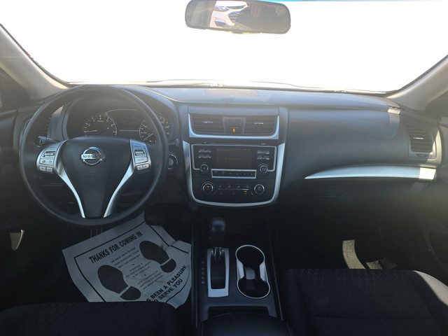 Nissan Altima Vehicle Full-screen Gallery Image 15
