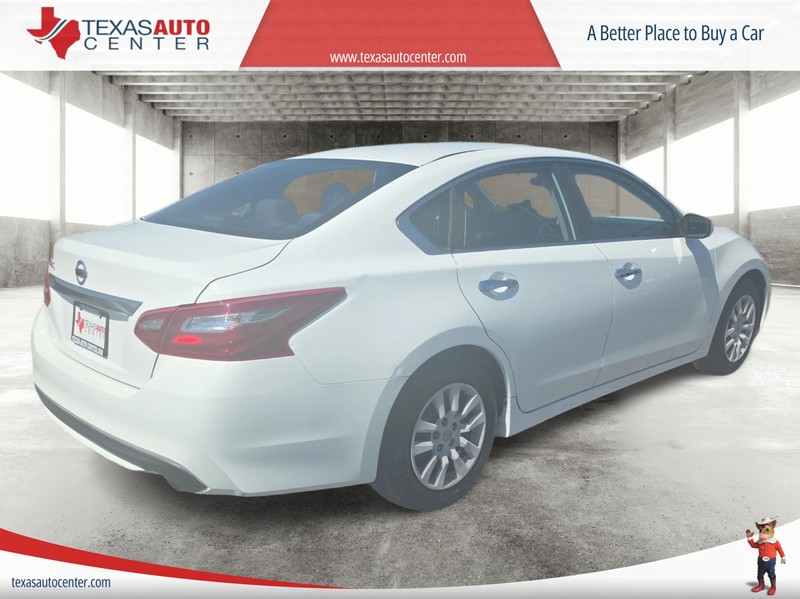 Nissan Altima Vehicle Full-screen Gallery Image 7