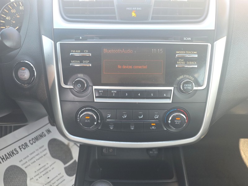 Nissan Altima Vehicle Full-screen Gallery Image 11