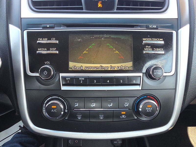 Nissan Altima Vehicle Full-screen Gallery Image 16