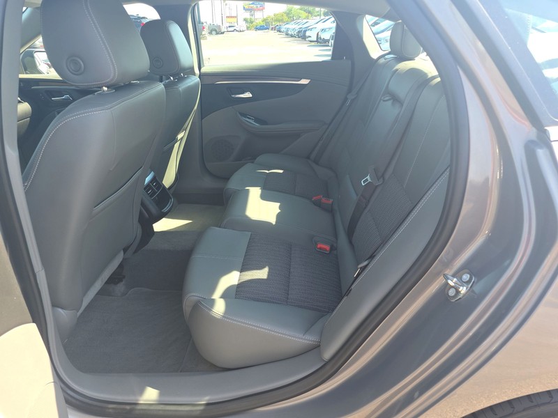 Chevrolet Impala Vehicle Full-screen Gallery Image 10
