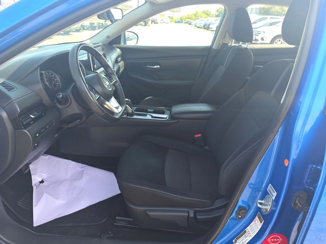 Nissan Sentra Vehicle Full-screen Gallery Image 09