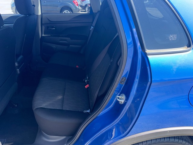 Mitsubishi Outlander Sport Vehicle Full-screen Gallery Image 10