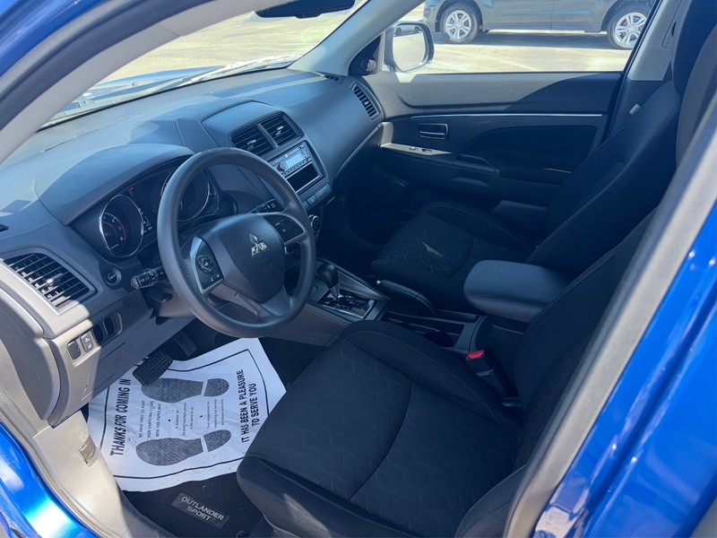Mitsubishi Outlander Sport Vehicle Full-screen Gallery Image 9