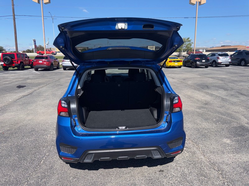 Mitsubishi Outlander Sport Vehicle Full-screen Gallery Image 11