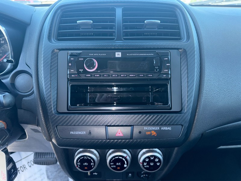 Mitsubishi Outlander Sport Vehicle Full-screen Gallery Image 12