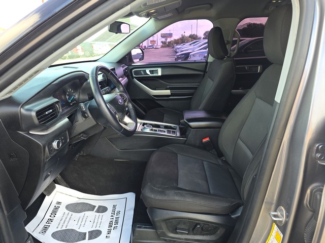 Ford Explorer Vehicle Full-screen Gallery Image 09