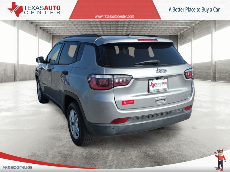 Jeep Compass Vehicle Full-screen Gallery Image 8