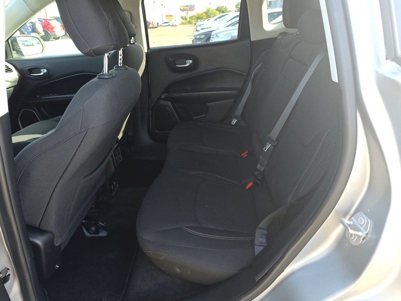 Jeep Compass Vehicle Full-screen Gallery Image 10