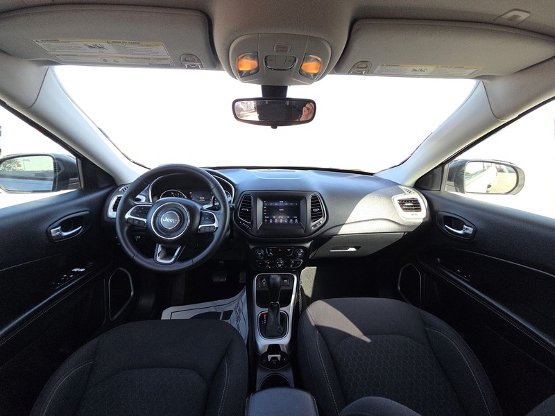 Jeep Compass Vehicle Full-screen Gallery Image 15