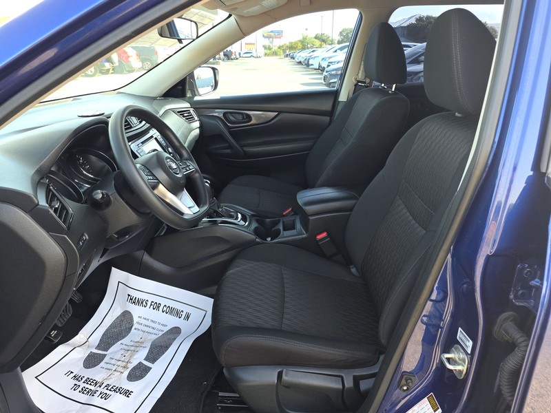 Nissan Rogue Vehicle Full-screen Gallery Image 9