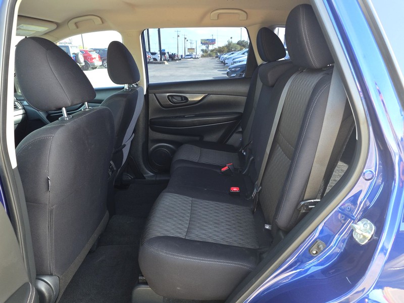 Nissan Rogue Vehicle Full-screen Gallery Image 10