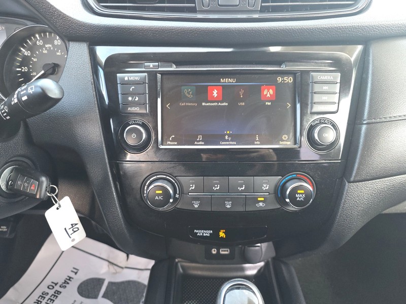 Nissan Rogue Vehicle Full-screen Gallery Image 12
