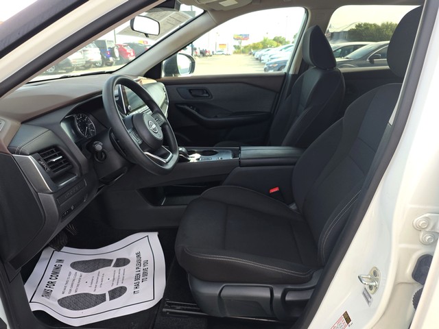 Nissan Rogue Vehicle Full-screen Gallery Image 09