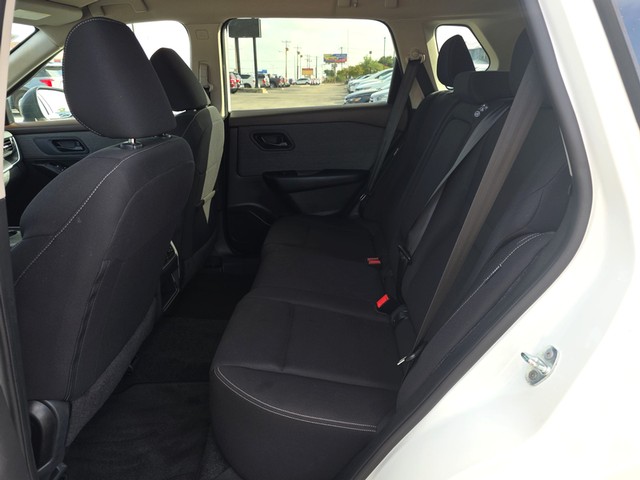 Nissan Rogue Vehicle Full-screen Gallery Image 10