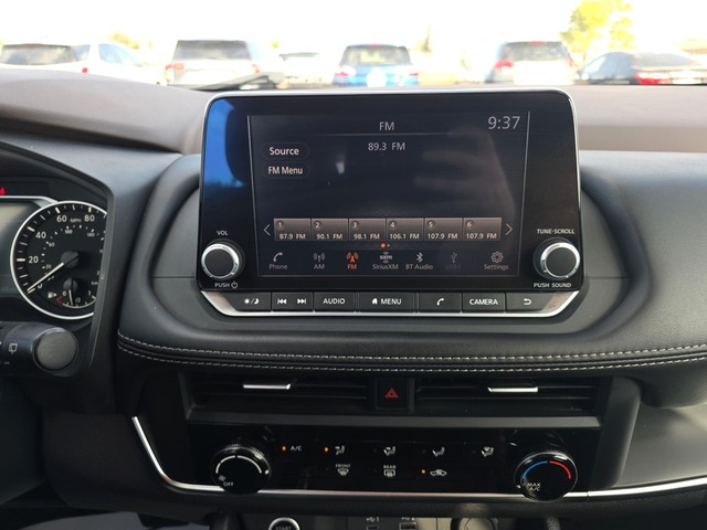 Nissan Rogue Vehicle Full-screen Gallery Image 12