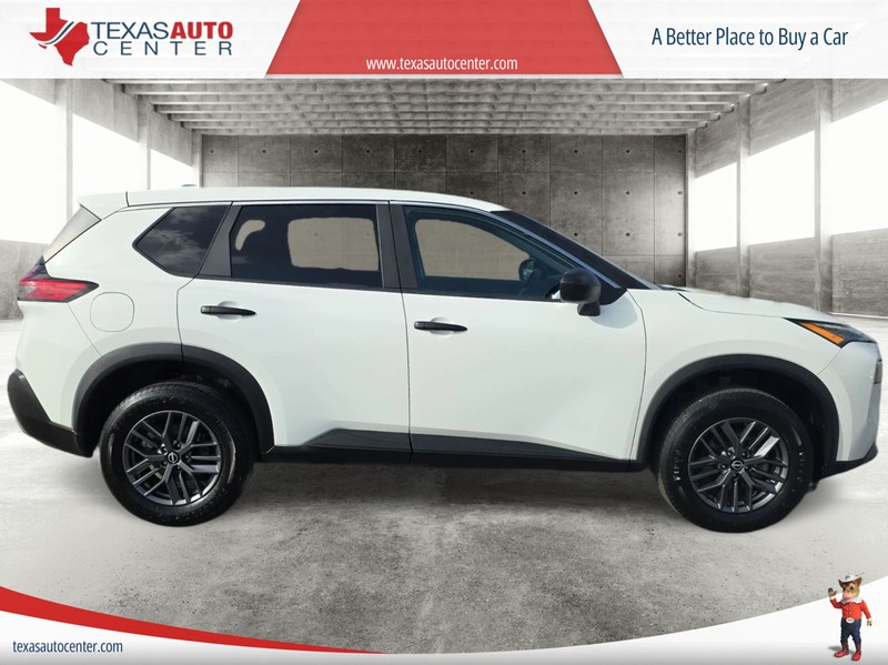 Nissan Rogue Vehicle Full-screen Gallery Image 4