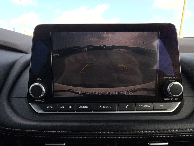 Nissan Rogue Vehicle Full-screen Gallery Image 17