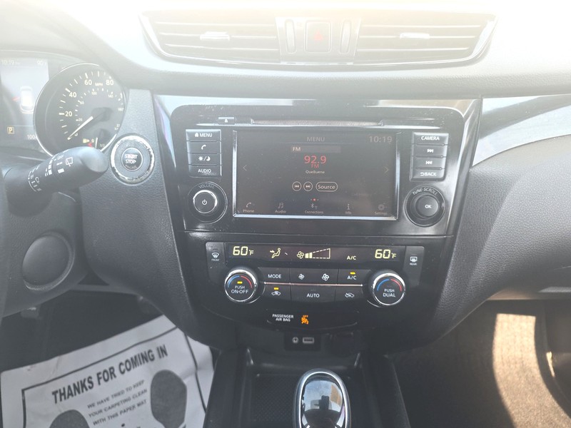 Nissan Rogue Sport Vehicle Full-screen Gallery Image 12