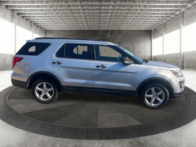 Ford Explorer Vehicle Full-screen Gallery Image 04
