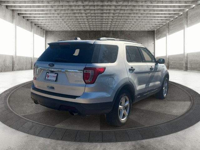 Ford Explorer Vehicle Full-screen Gallery Image 07