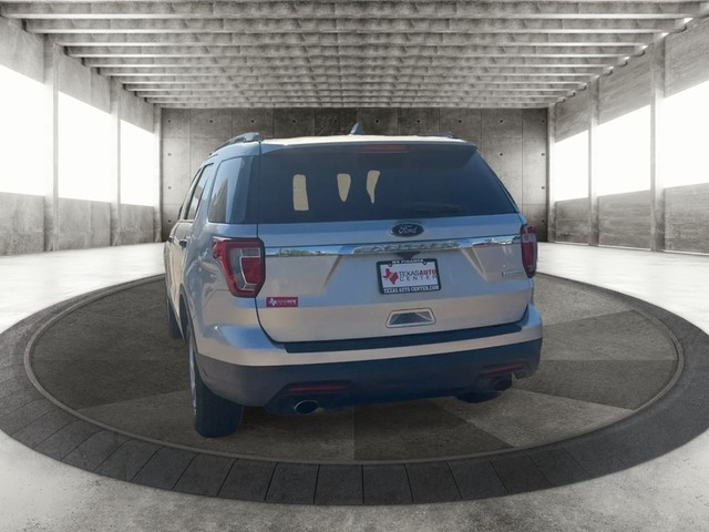 Ford Explorer Vehicle Full-screen Gallery Image 08