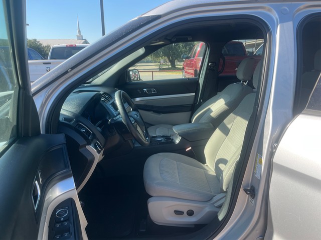 Ford Explorer Vehicle Full-screen Gallery Image 09