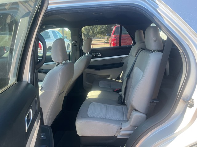 Ford Explorer Vehicle Full-screen Gallery Image 10