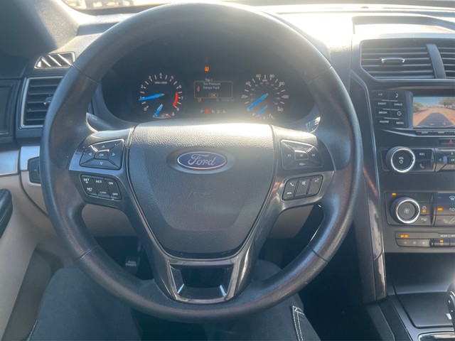 Ford Explorer Vehicle Full-screen Gallery Image 14