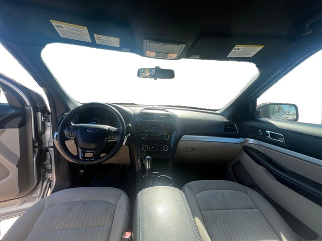 Ford Explorer Vehicle Full-screen Gallery Image 16