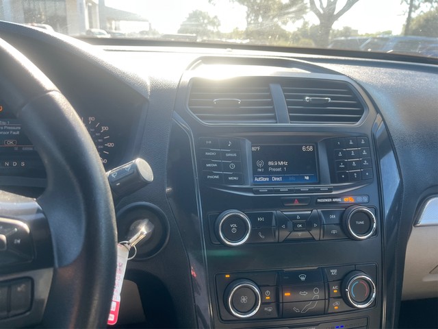 Ford Explorer Vehicle Full-screen Gallery Image 17