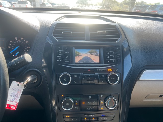 Ford Explorer Vehicle Full-screen Gallery Image 18