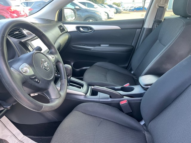 Nissan Sentra Vehicle Full-screen Gallery Image 09