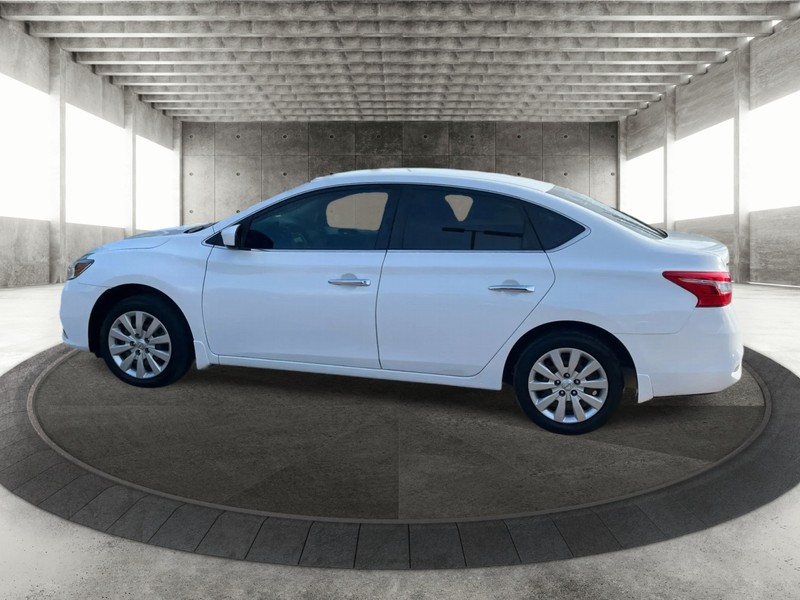 Nissan Sentra Vehicle Full-screen Gallery Image 5