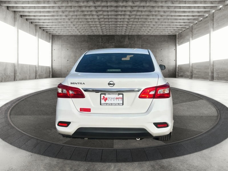 Nissan Sentra Vehicle Full-screen Gallery Image 6