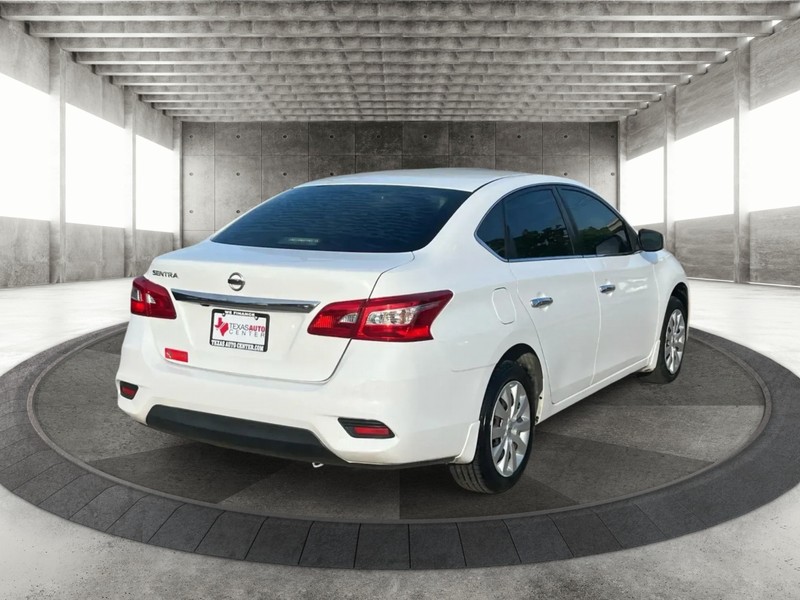 Nissan Sentra Vehicle Full-screen Gallery Image 7