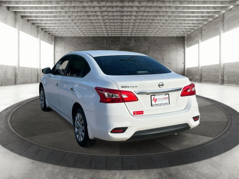 Nissan Sentra Vehicle Full-screen Gallery Image 8