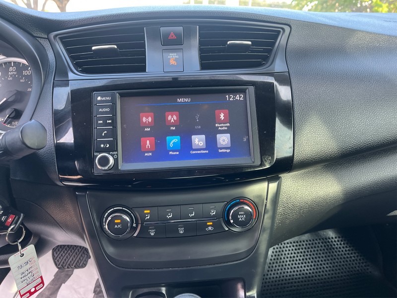 Nissan Sentra Vehicle Full-screen Gallery Image 12