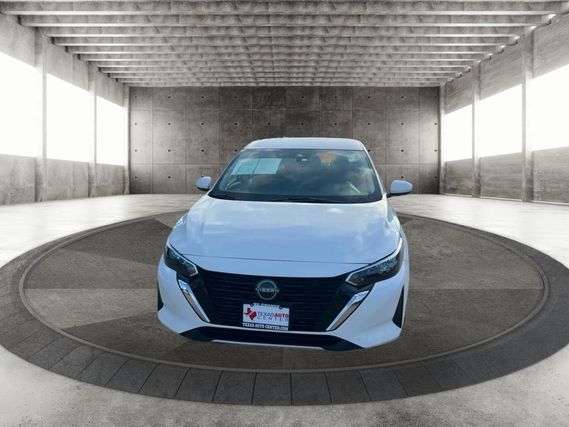 Nissan Sentra Vehicle Full-screen Gallery Image 3